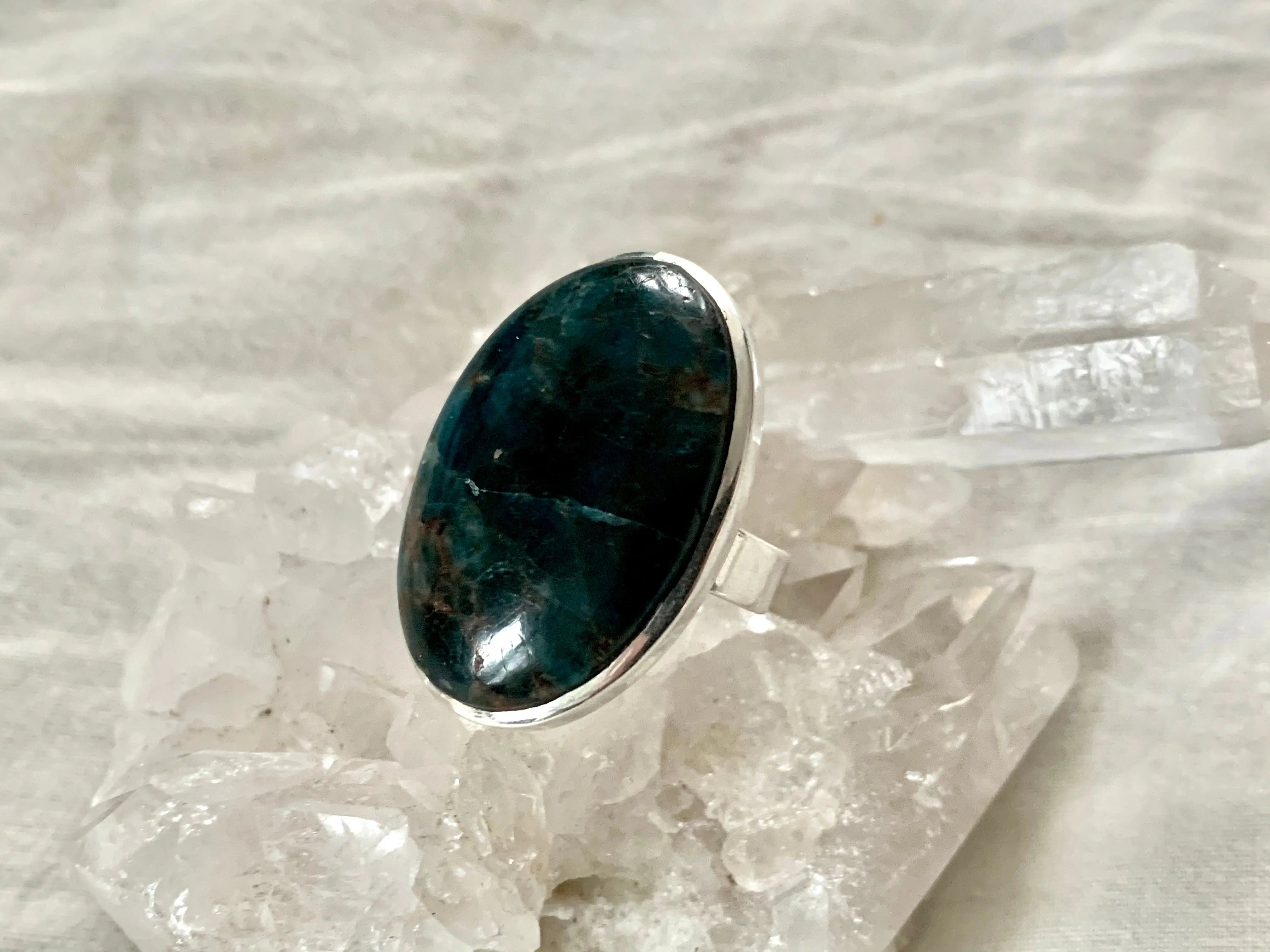 Dark Blue Apatite Akoni Ring - Large Oval (US 8.5)