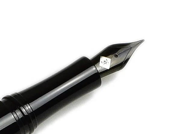 Model 19 Fountain Pen - Black & Smoke