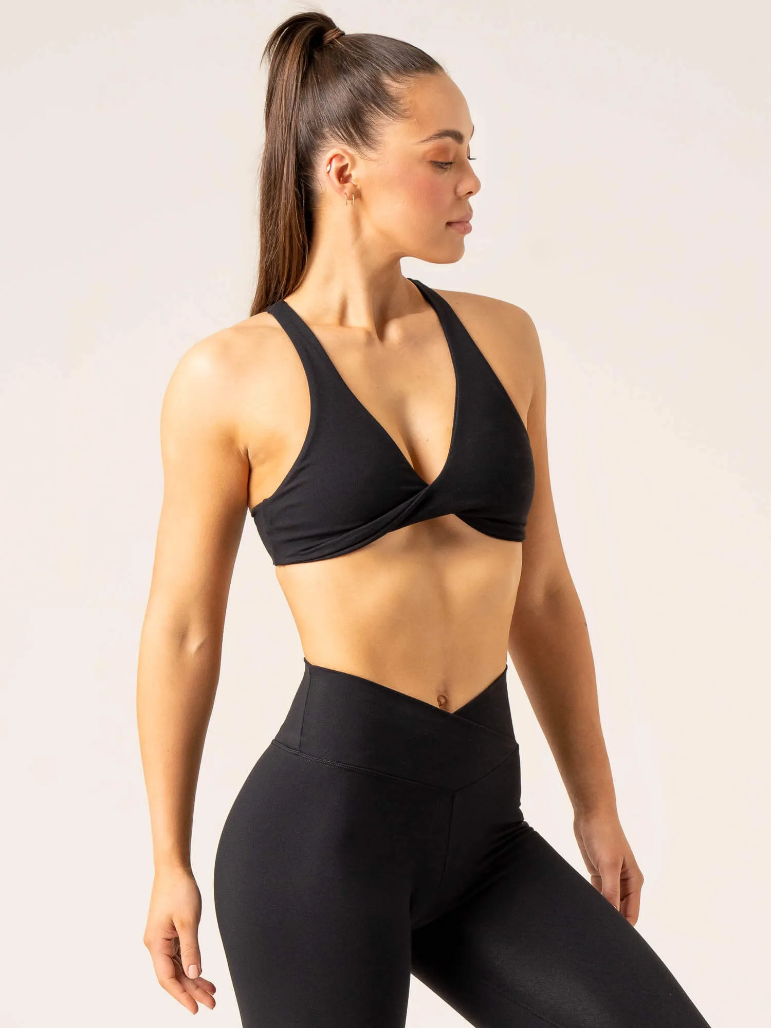 Momentum Twist Sports Bra - Black