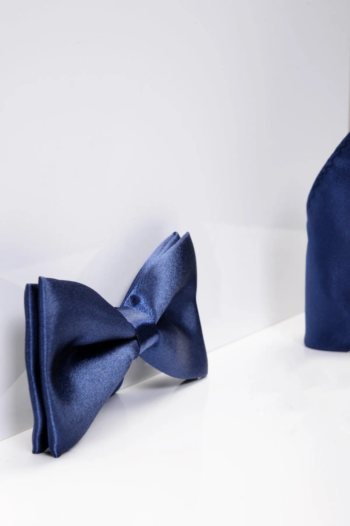 STANLEY - Satin Bow Tie and Pocket Square Set In Navy