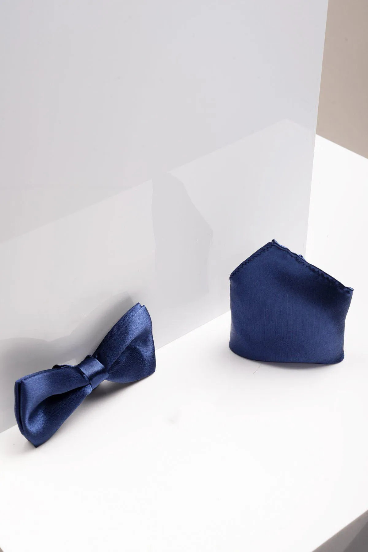 STANLEY - Satin Bow Tie and Pocket Square Set In Navy